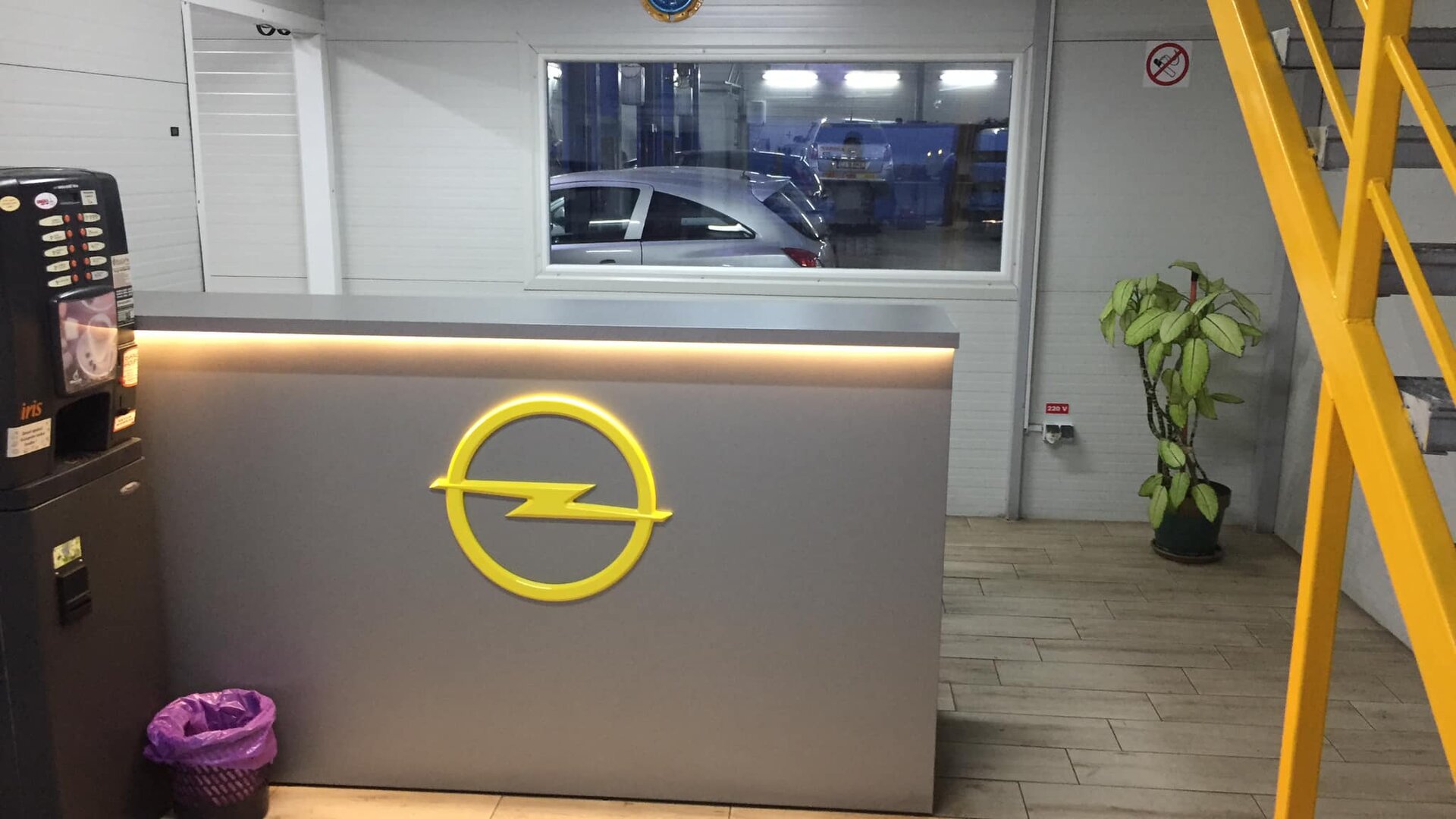 Service Adam - Recepție modernă cu logo Opel